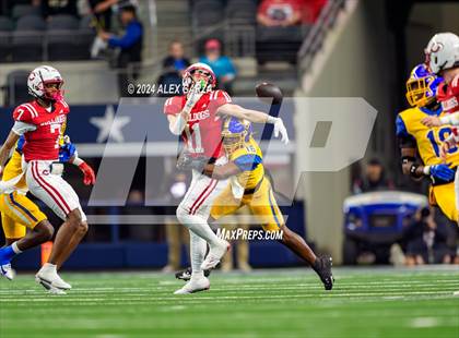 Thumbnail 2 in La Vega vs. Carthage (UIL 4A Division II Football Final) photogallery.
