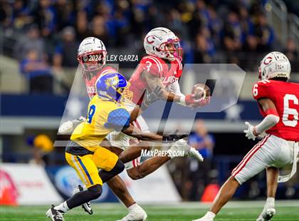 Thumbnail 1 in La Vega vs. Carthage (UIL 4A Division II Football Final) photogallery.