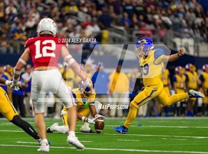 Thumbnail 3 in La Vega vs. Carthage (UIL 4A Division II Football Final) photogallery.