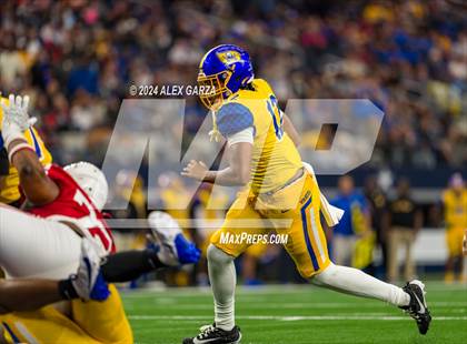 Thumbnail 2 in La Vega vs. Carthage (UIL 4A Division II Football Final) photogallery.