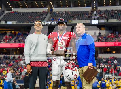 Thumbnail 3 in La Vega vs. Carthage (UIL 4A Division II Football Final) photogallery.