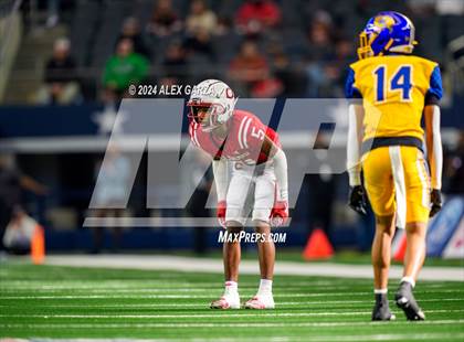 Thumbnail 2 in La Vega vs. Carthage (UIL 4A Division II Football Final) photogallery.