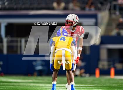 Thumbnail 1 in La Vega vs. Carthage (UIL 4A Division II Football Final) photogallery.