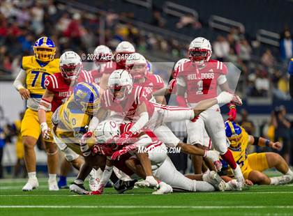 Thumbnail 2 in La Vega vs. Carthage (UIL 4A Division II Football Final) photogallery.