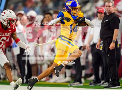 Thumbnail 2 in La Vega vs. Carthage (UIL 4A Division II Football Final) photogallery.