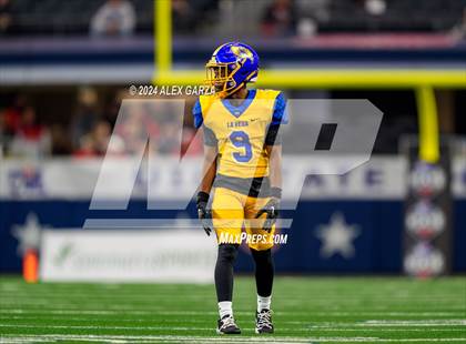 Thumbnail 2 in La Vega vs. Carthage (UIL 4A Division II Football Final) photogallery.