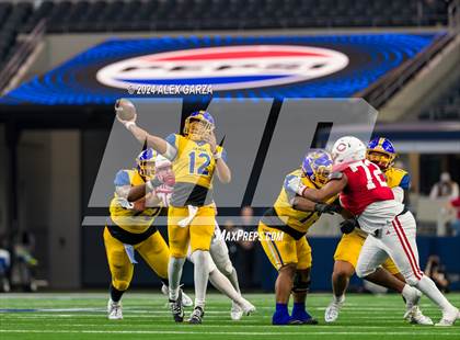 Thumbnail 1 in La Vega vs. Carthage (UIL 4A Division II Football Final) photogallery.