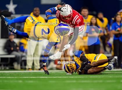 Thumbnail 2 in La Vega vs. Carthage (UIL 4A Division II Football Final) photogallery.