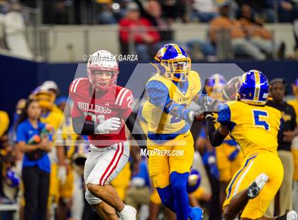 Thumbnail 3 in La Vega vs. Carthage (UIL 4A Division II Football Final) photogallery.