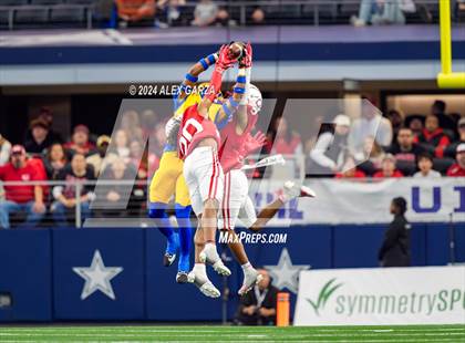 Thumbnail 3 in La Vega vs. Carthage (UIL 4A Division II Football Final) photogallery.
