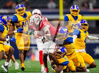 Thumbnail 1 in La Vega vs. Carthage (UIL 4A Division II Football Final) photogallery.