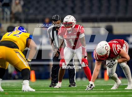 Thumbnail 2 in La Vega vs. Carthage (UIL 4A Division II Football Final) photogallery.