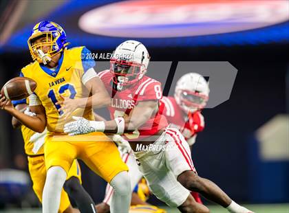 Thumbnail 3 in La Vega vs. Carthage (UIL 4A Division II Football Final) photogallery.