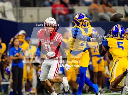 Thumbnail 2 in La Vega vs. Carthage (UIL 4A Division II Football Final) photogallery.