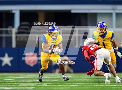 Thumbnail 1 in La Vega vs. Carthage (UIL 4A Division II Football Final) photogallery.