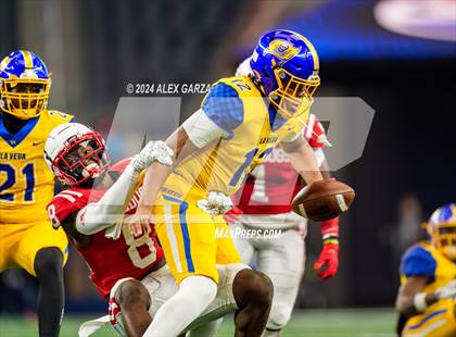 Thumbnail 3 in La Vega vs. Carthage (UIL 4A Division II Football Final) photogallery.