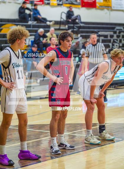 Thumbnail 2 in St. Margaret's vs. Aliso Niguel photogallery.
