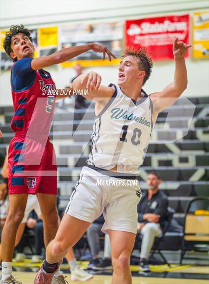 Thumbnail 3 in St. Margaret's vs. Aliso Niguel photogallery.