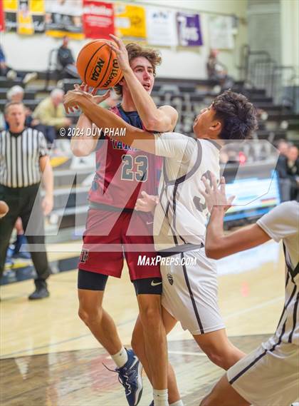 Thumbnail 2 in St. Margaret's vs. Aliso Niguel photogallery.