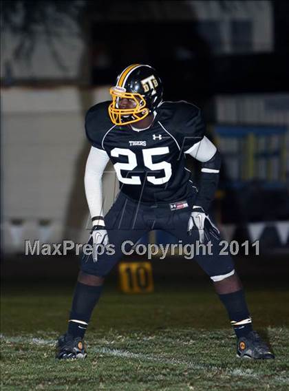 Thumbnail 1 in Verbum Dei vs. Bosco Tech photogallery.