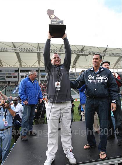 Thumbnail 1 in Corona del Mar vs. Sacred Heart Prep (CIF State D3 Final) photogallery.