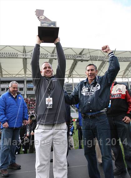 Thumbnail 3 in Corona del Mar vs. Sacred Heart Prep (CIF State D3 Final) photogallery.