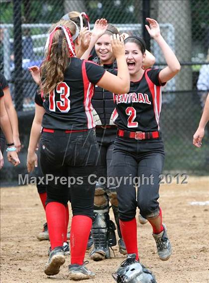 Thumbnail 2 in Hunterdon Central vs Livingston (NJSIAA Group 4 Semifinal) photogallery.
