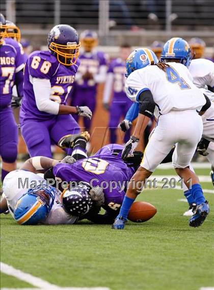Thumbnail 2 in Tarboro vs. Carver (NCHSAA 2A Final) photogallery.