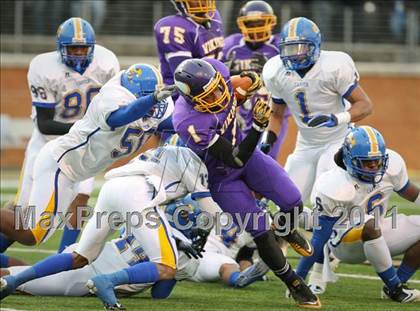 Thumbnail 3 in Tarboro vs. Carver (NCHSAA 2A Final) photogallery.