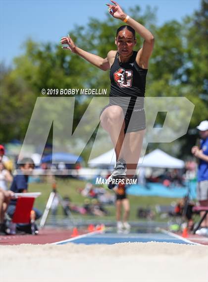Thumbnail 3 in West Coast Relays photogallery.