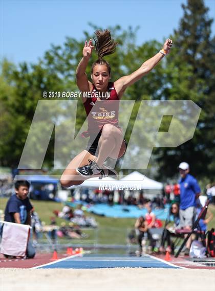 Thumbnail 3 in West Coast Relays photogallery.