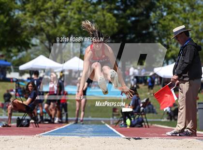 Thumbnail 3 in West Coast Relays photogallery.