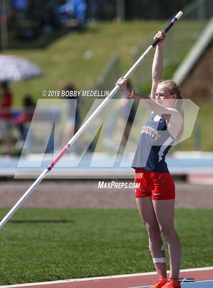 Thumbnail 3 in West Coast Relays photogallery.