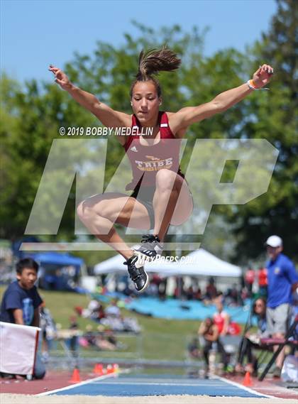 Thumbnail 1 in West Coast Relays photogallery.