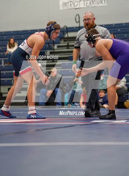 Thumbnail 2 in DeSoto Central vs Lewisburg photogallery.