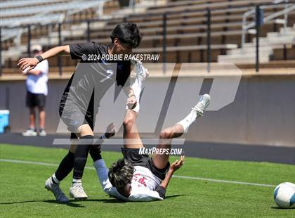 Thumbnail 2 in Wilmer-Hutchins vs. Kilgore (UIL 4A Regional Semifinal Playoff) photogallery.