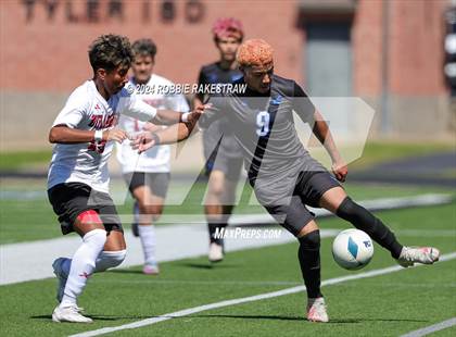 Thumbnail 1 in Wilmer-Hutchins vs. Kilgore (UIL 4A Regional Semifinal Playoff) photogallery.