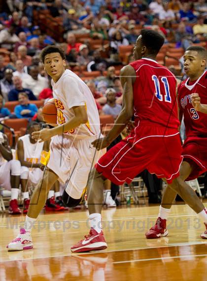 Thumbnail 3 in Yates vs. Royal (UIL 3A Semifinal) photogallery.