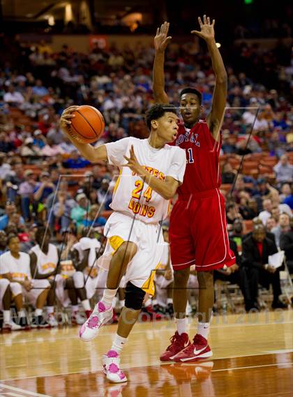 Thumbnail 2 in Yates vs. Royal (UIL 3A Semifinal) photogallery.