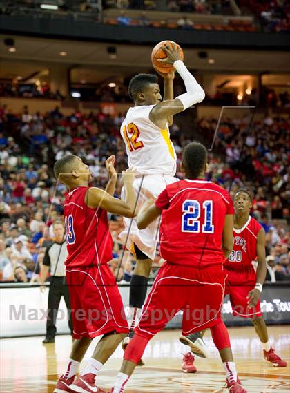 Thumbnail 2 in Yates vs. Royal (UIL 3A Semifinal) photogallery.