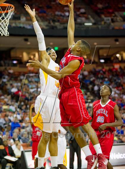 Thumbnail 2 in Yates vs. Royal (UIL 3A Semifinal) photogallery.