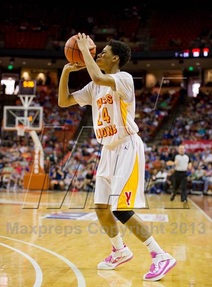 Thumbnail 2 in Yates vs. Royal (UIL 3A Semifinal) photogallery.