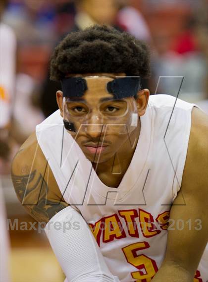 Thumbnail 2 in Yates vs. Royal (UIL 3A Semifinal) photogallery.