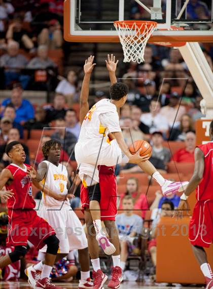 Thumbnail 1 in Yates vs. Royal (UIL 3A Semifinal) photogallery.