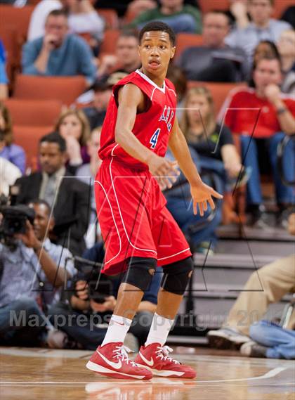Thumbnail 2 in Yates vs. Royal (UIL 3A Semifinal) photogallery.