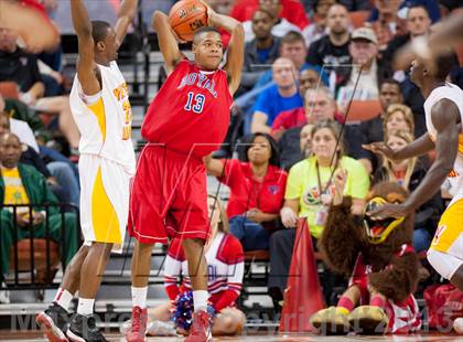Thumbnail 2 in Yates vs. Royal (UIL 3A Semifinal) photogallery.