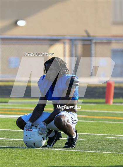 Thumbnail 2 in Grand Saline vs Daingerfield photogallery.