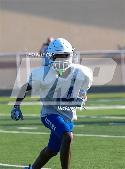 Thumbnail 3 in Grand Saline vs Daingerfield photogallery.