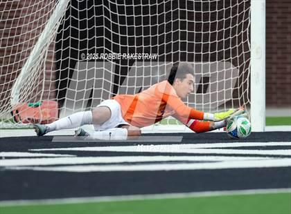 Thumbnail 2 in Dallas Jesuit vs. Southlake Carroll (UIL 6A D2 Regional Final Playoff) photogallery.