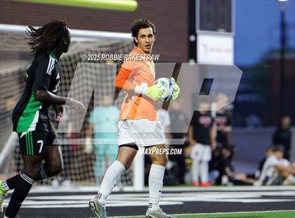 Thumbnail 3 in Dallas Jesuit vs. Southlake Carroll (UIL 6A D2 Regional Final Playoff) photogallery.